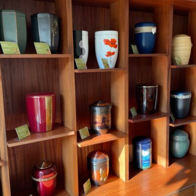 Urnenausstellung von Otto Berg Bestattungen in Berlin-Lankwitz