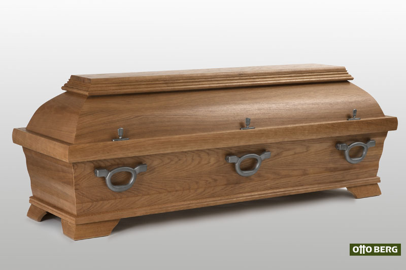 Eichensarg 800 (natur) - Schwerer Kuppelsarg mit aufwendig gearbeiteter Deckelplatte (3-fach), profilierter Untersarg mit breiter Sitzleiste und schweren Truhenfüßen und 6 Griffen.