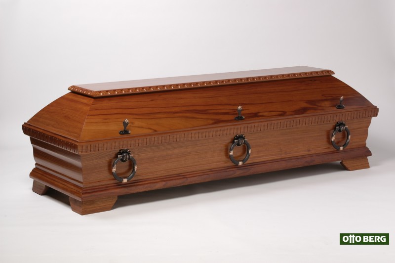 Kirschholzsarg 230 - Hochwertiger Kuppelsarg mit gekehltem Untersarg, Schnitzerei an Deckelplatte und Sitzleiste des Untersarges und 6 gusseisernen Ringgriffen. Oberfläche: seidenglänzend lackiert.