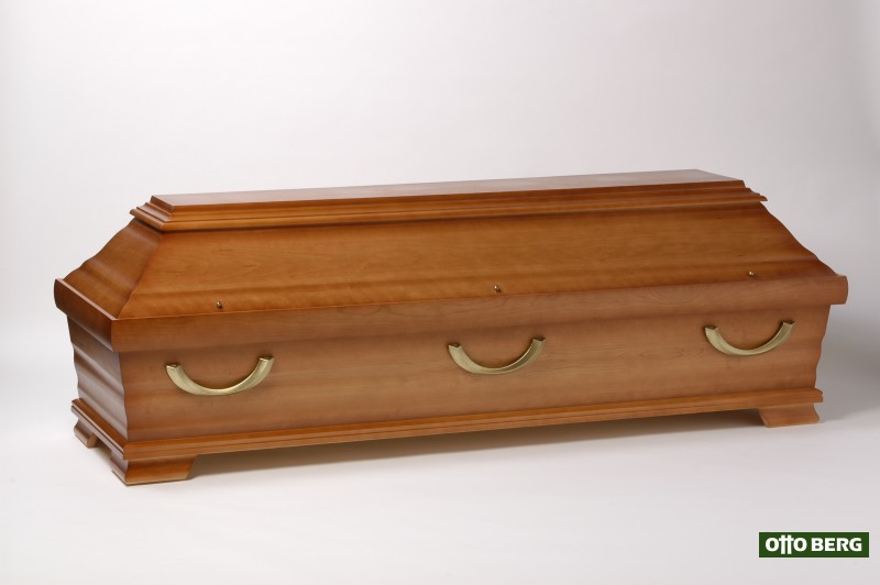 Kiefernsarg 450 - Schwerer Truhensarg mit Kehlungen im Ober- und Untersarg und 6 goldfarbenen Sarggriffen. Oberfläche: Edles Kirschbaumfurnier, seidenglänzend lackiert.