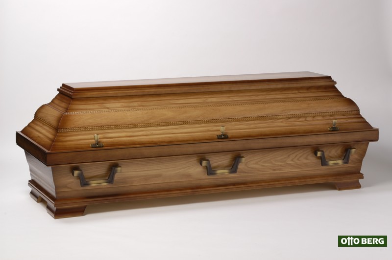Kiefernsarg 58 - Hochwertiger Sarg aus Kiefernholz, gekehlter Obersarg mit breiter Leiste und eingelegten Zierleisten und 6 Sarggriffen. Oberfläche: Eichenfurnier, altdeutsch patiniert.